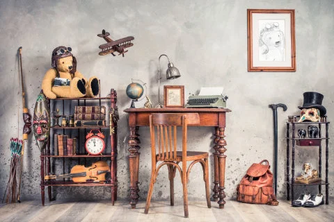 Antiquitäten aufgereiht an einer Wand