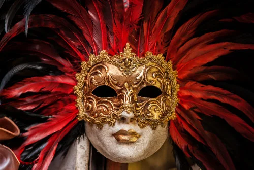 Goldene venezianische Maske mit roten Federn