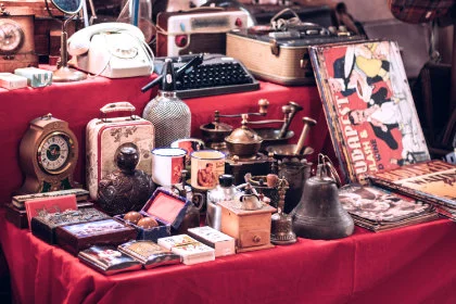 Gebrauchte Waren auf einem Flohmarkt